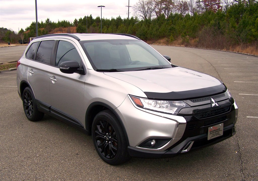 2019 Mitsubishi Outlander LE's photo